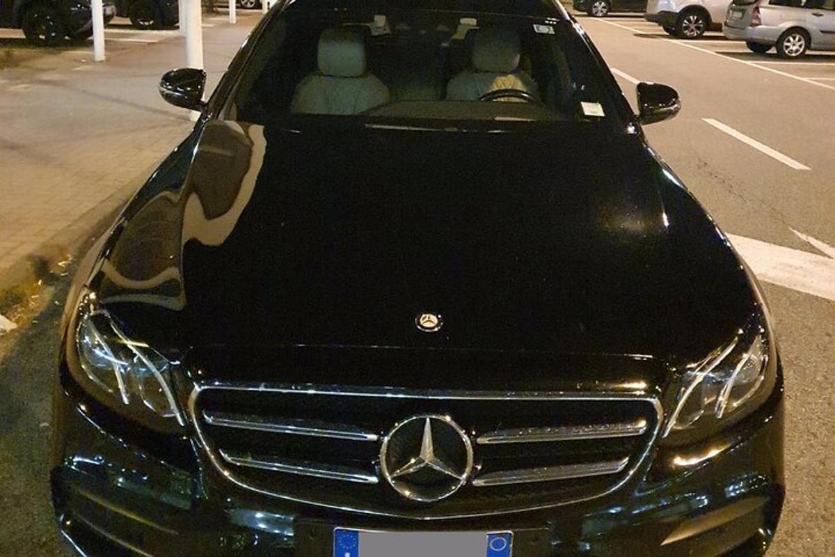 egy Mercedes Benz autó parkolt egy parkolóban