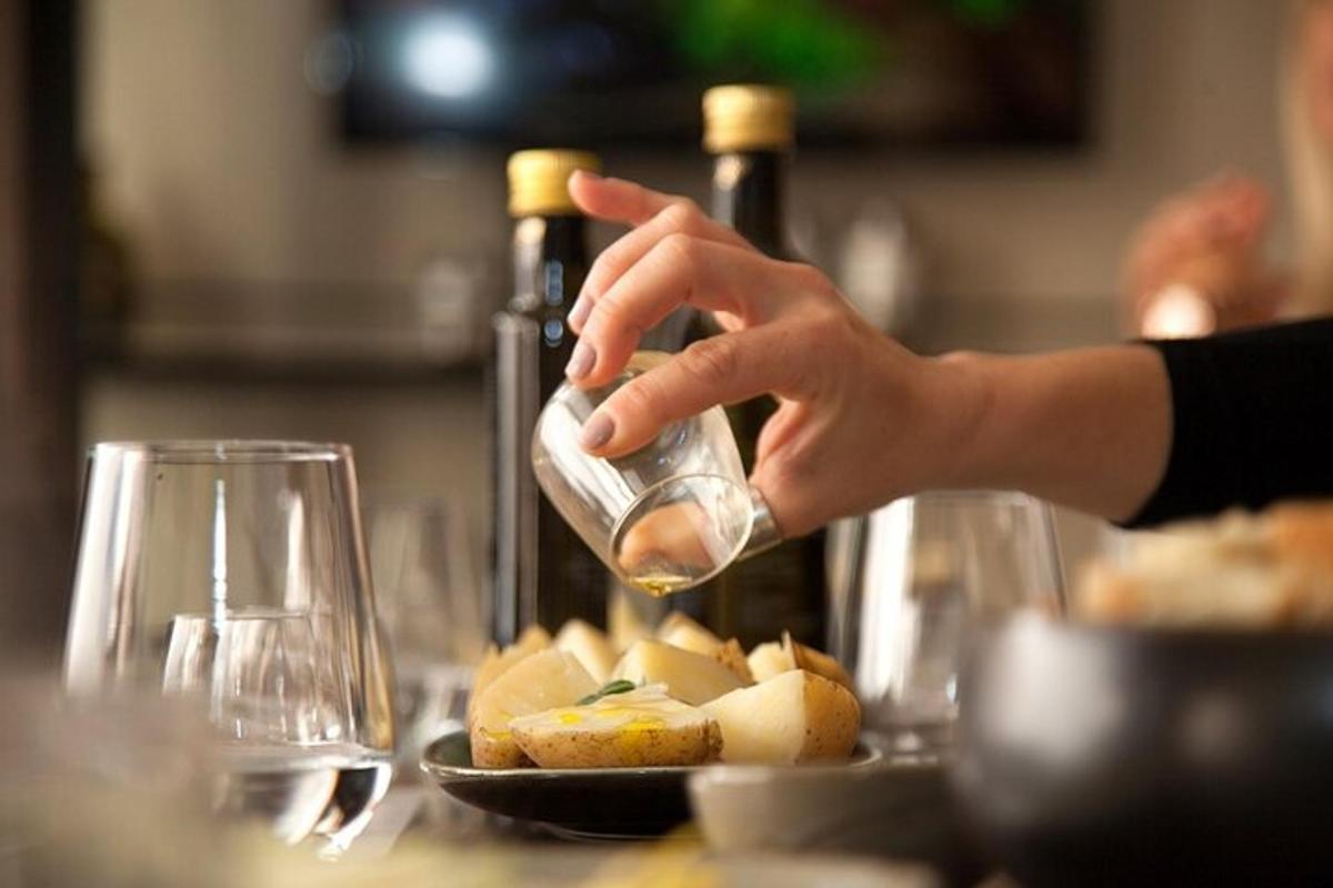 oseba, ki naliva kozarec vina na mizo