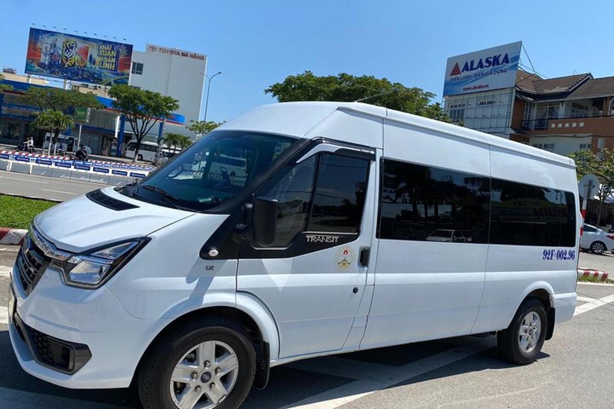 una furgoneta blanca està aparcada en un aparcament