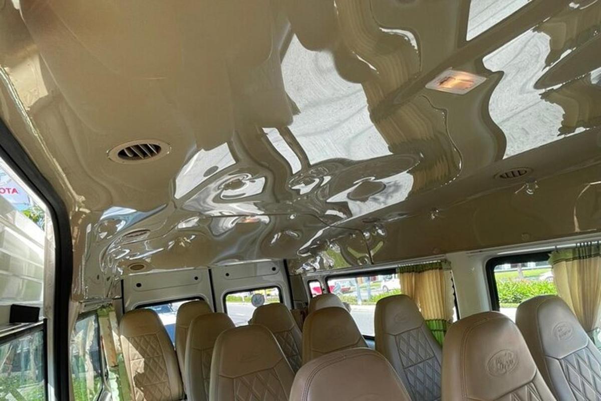 una pintura al sostre d'un autobús