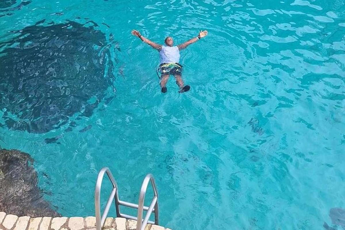 muž plave v bazénu s modrou vodou
