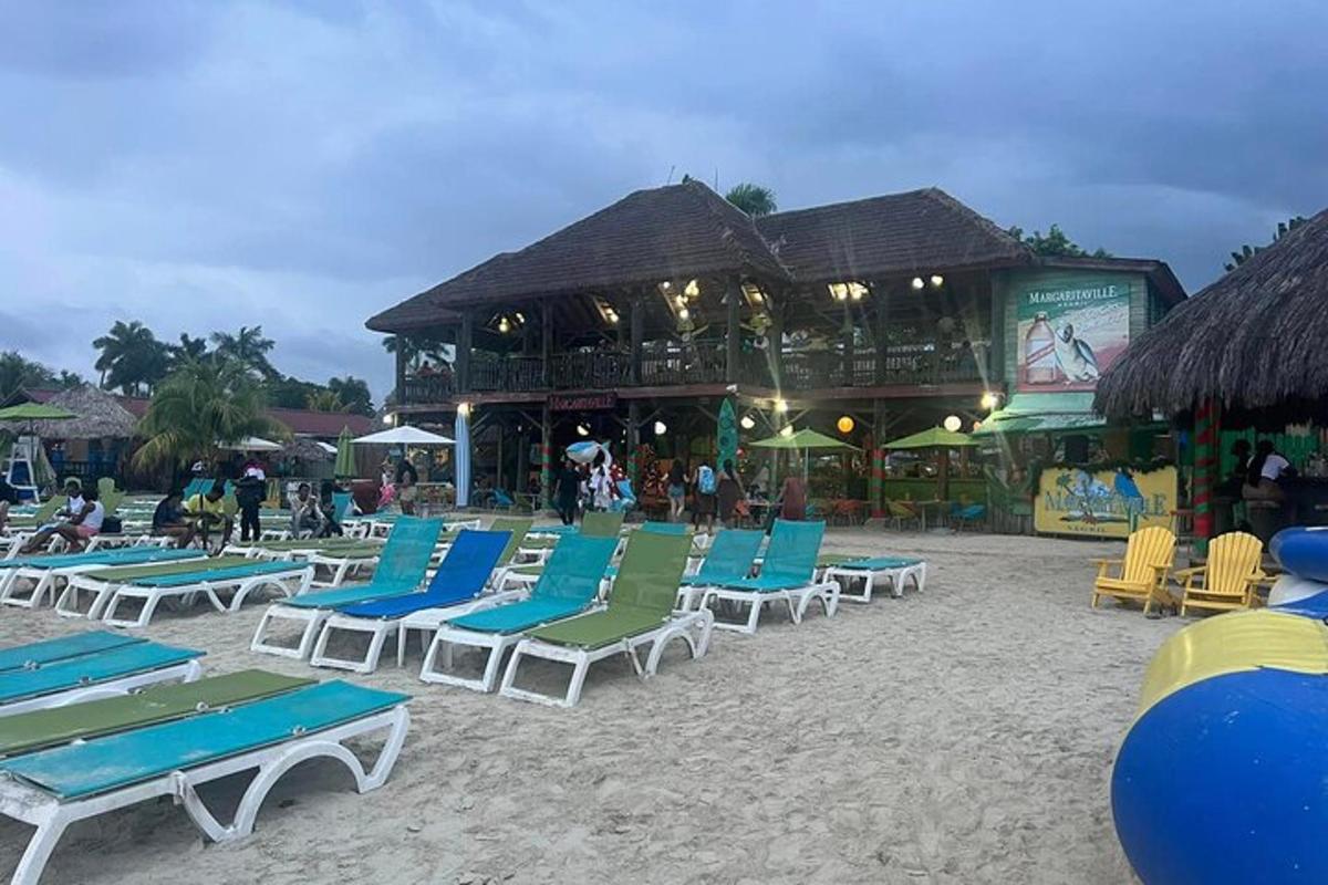 Un grupo de sillas y mesas en una playa.
