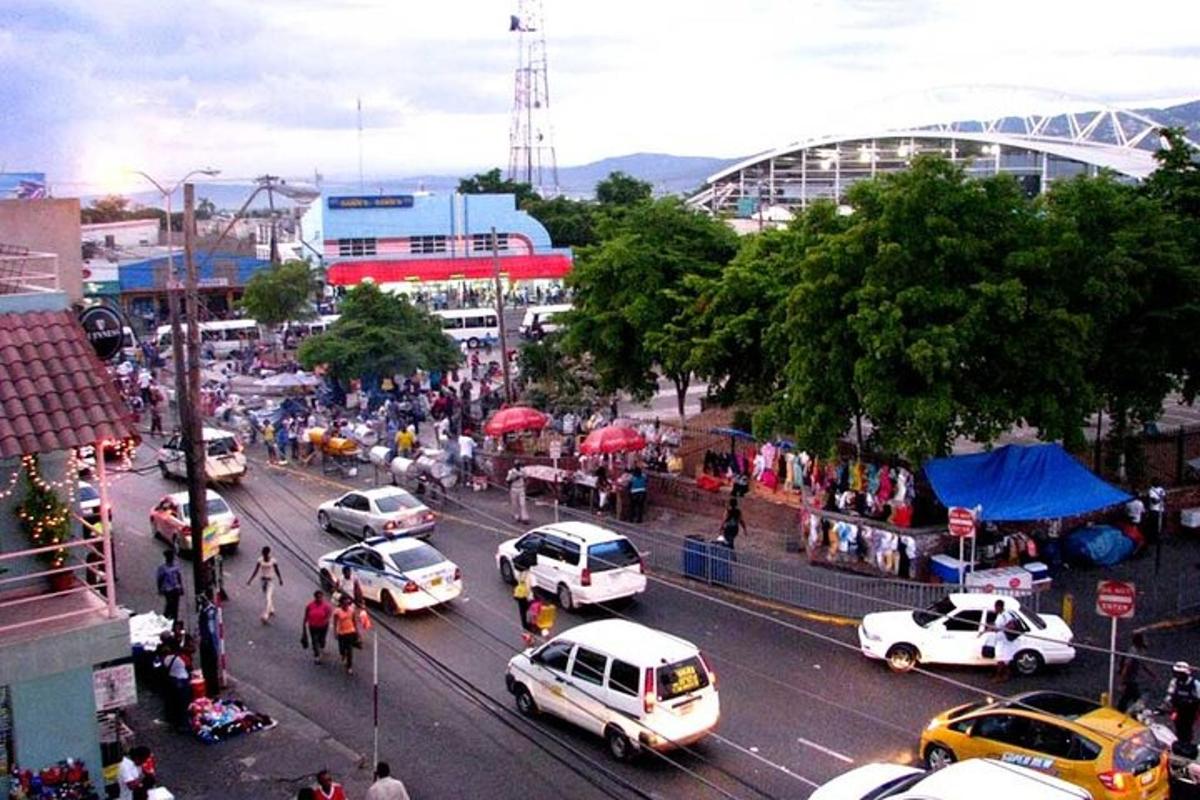 uma rua movimentada da cidade cheia de carros e pessoas