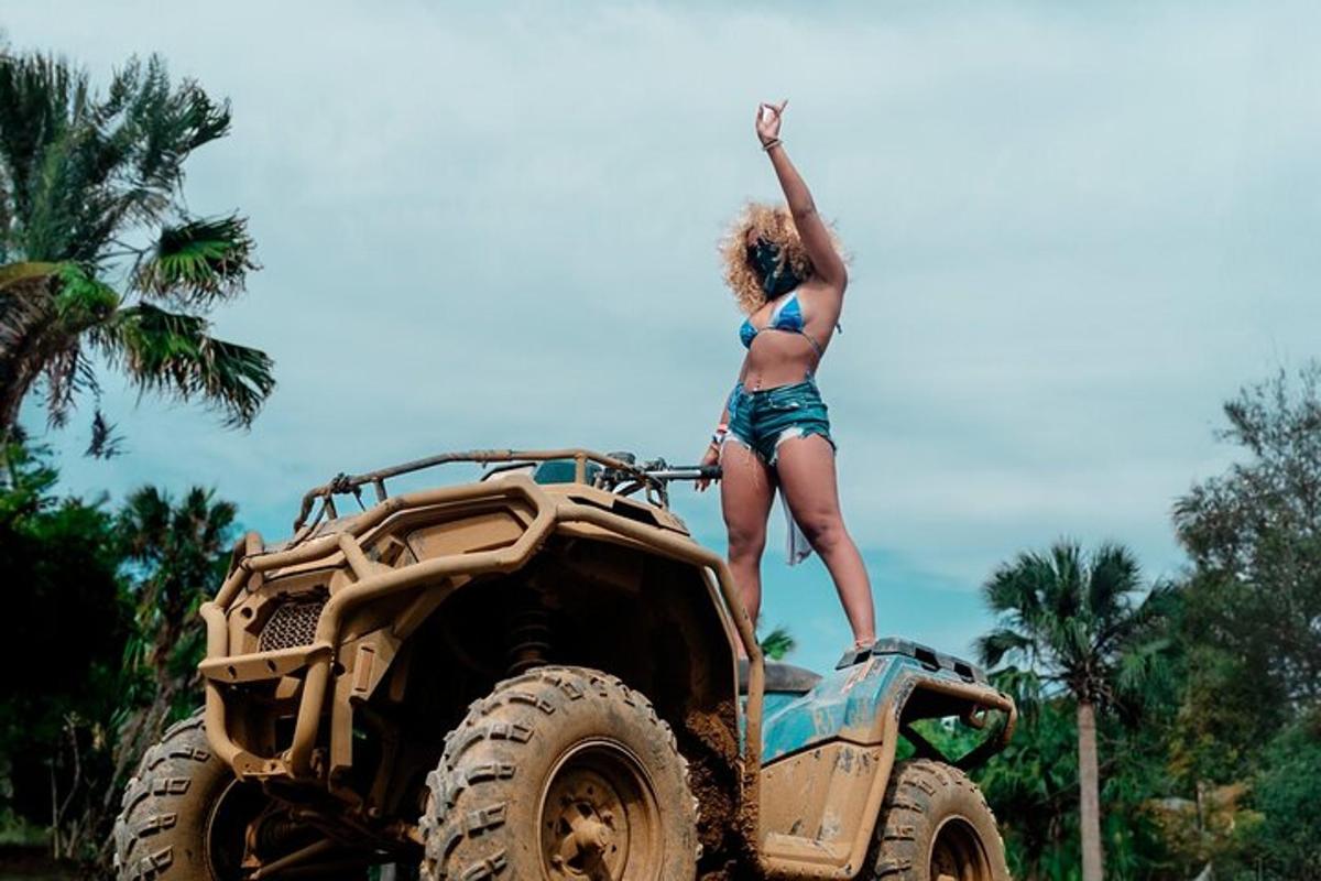 uma mulher em pé no topo de um caminhão