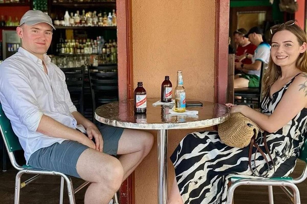 mees ja naine istuvad laua taga