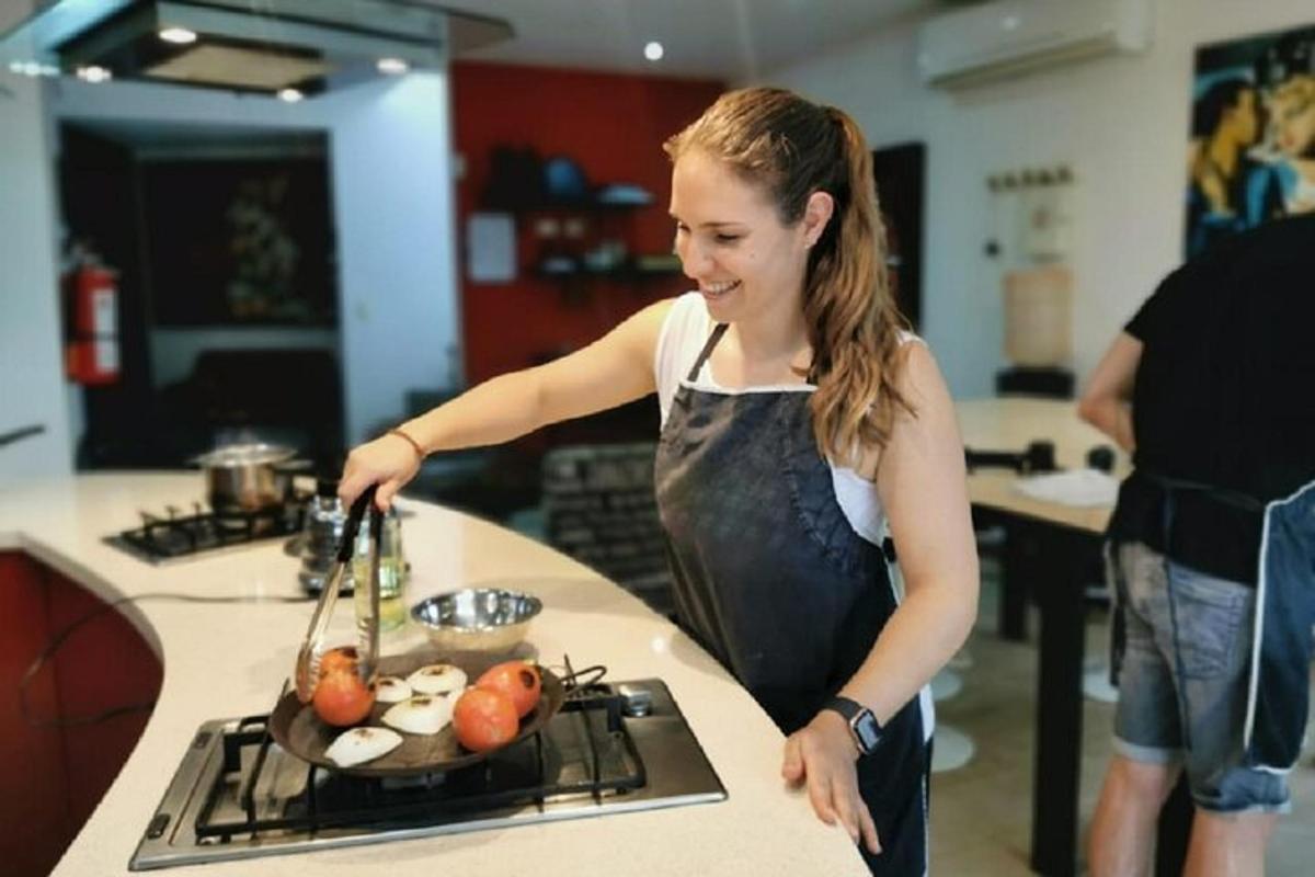 žena v kuchyni připravující jídlo na sporáku