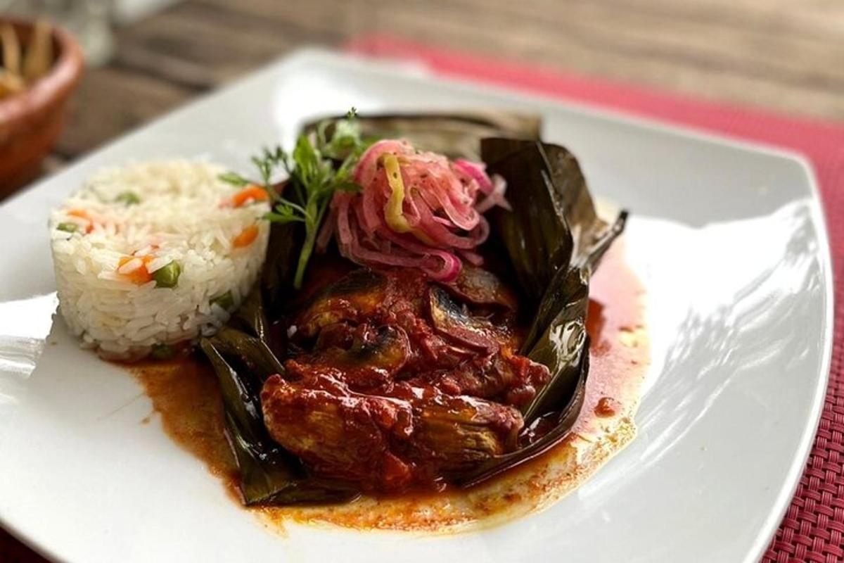 un piatto di cibo con carne e riso su un tavolo