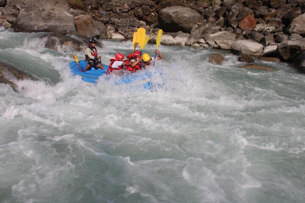un gruppo di persone su una zattera in un fiume