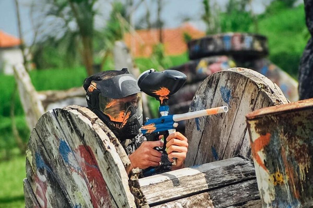 moški v plinski maski, ki drži pištolo