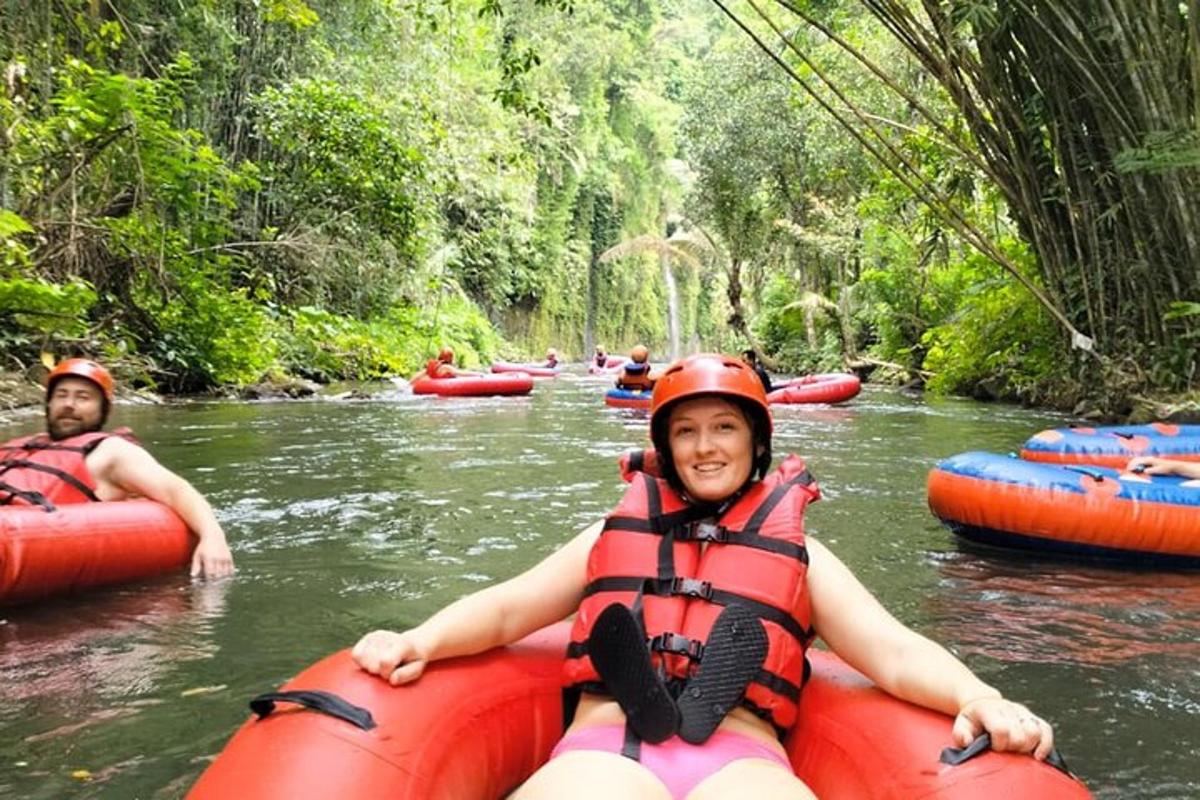 bir nehirde rafting yapan bir grup insan
