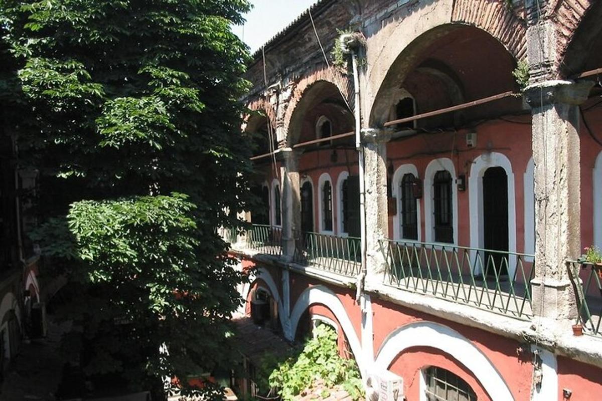 một tòa nhà có ban công ở bên cạnh