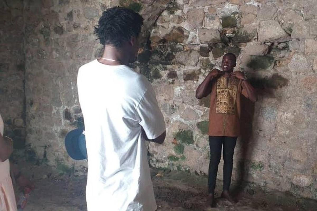 Un hombre y una mujer de pie junto a una pared