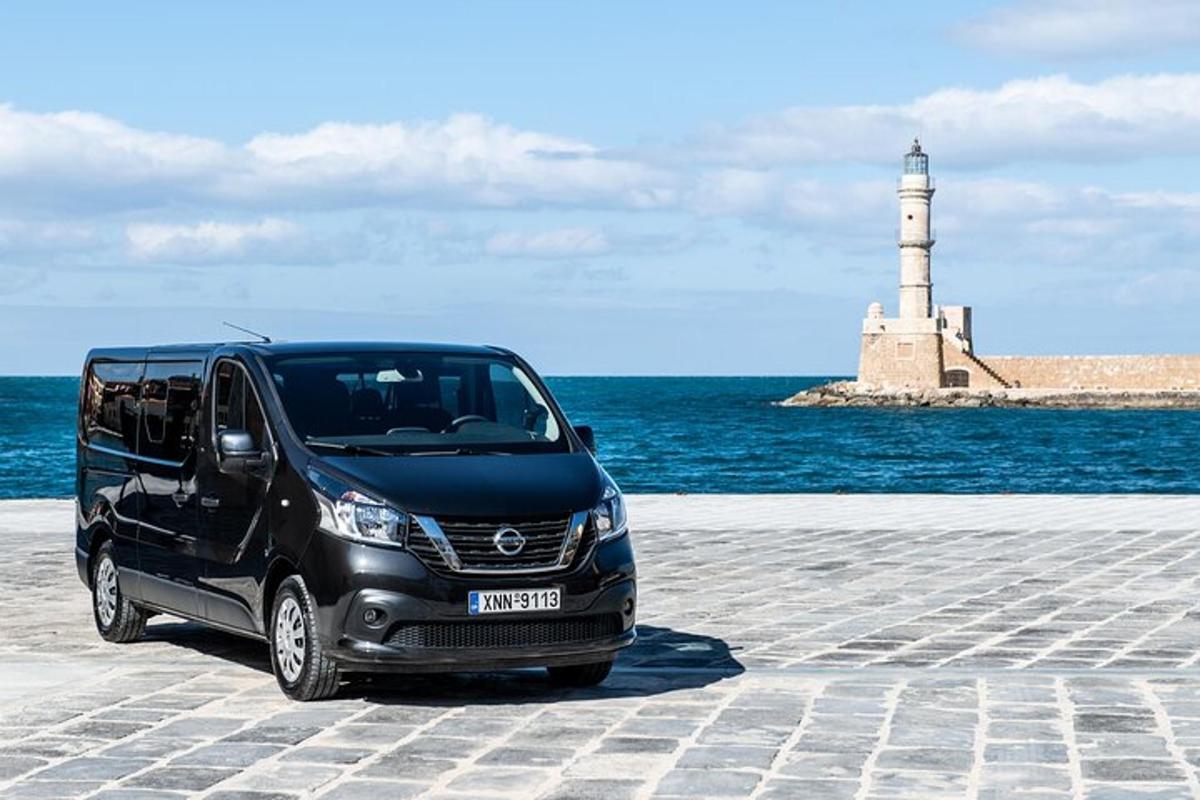črn kombi parkiran pred svetilnikom