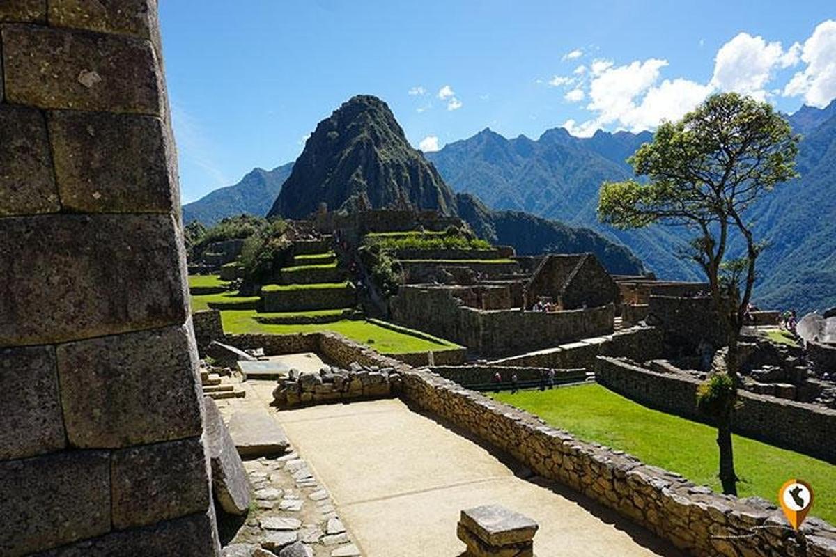 Una vista de un edificio antiguo con una montaña al fondo.