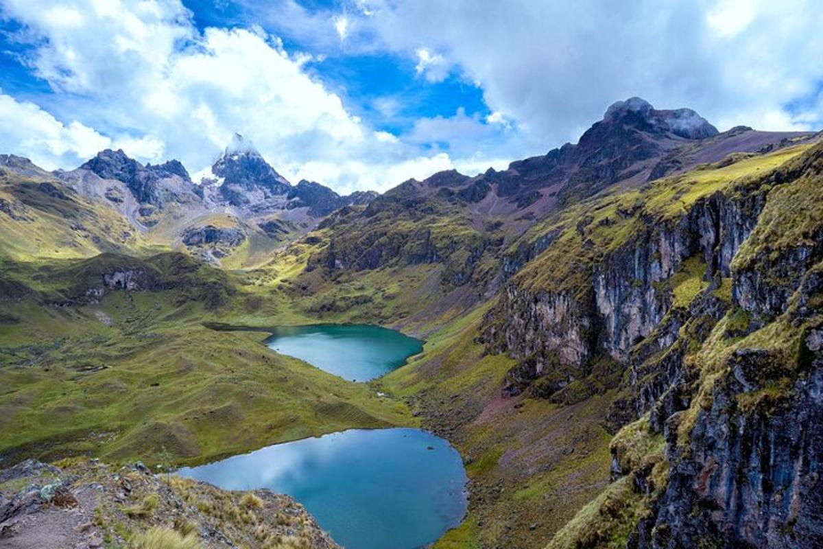 una vista aerea di una valle di montagna con due laghi