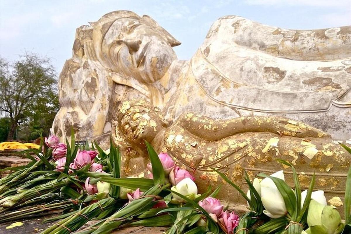 статуа пса који седи поред цвећа