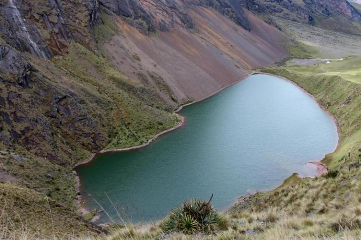 een meer midden in een berg