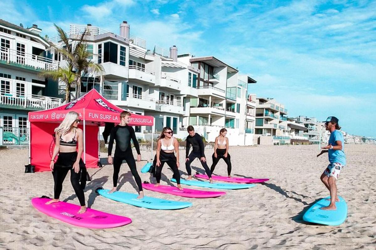 un gruppo di persone sulle tavole da surf sulla spiaggia