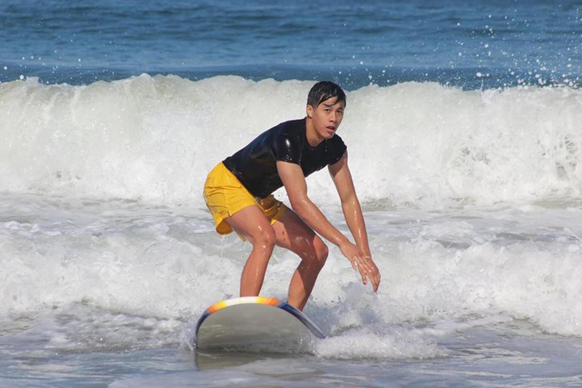 un ragazzino che cavalca un'onda su una tavola da surf nell'oceano
