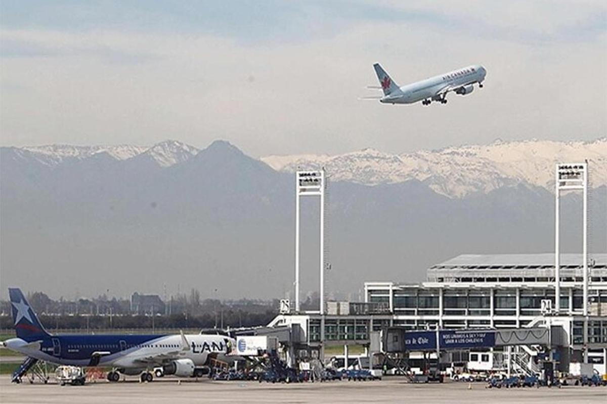 um avião está decolando de um aeroporto