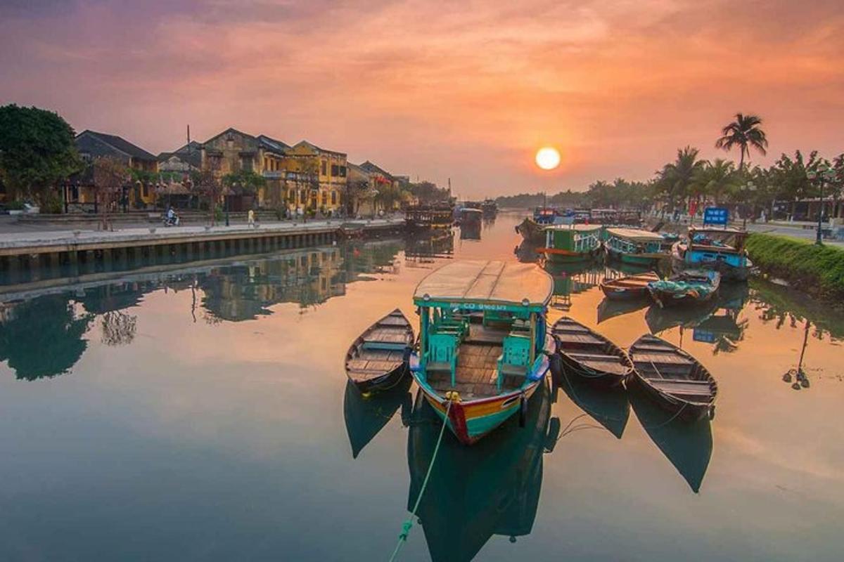sekelompok perahu berlabuh di sungai saat matahari terbenam