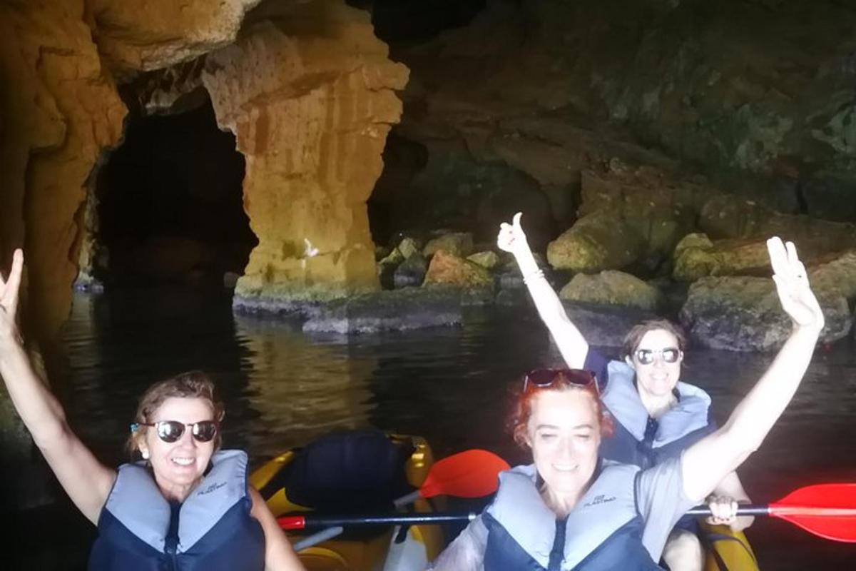 dua wanita dalam kayak di dalam gua