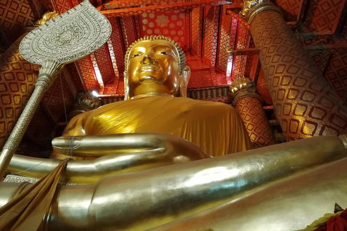 uma estátua de ouro em um templo com uma varinha