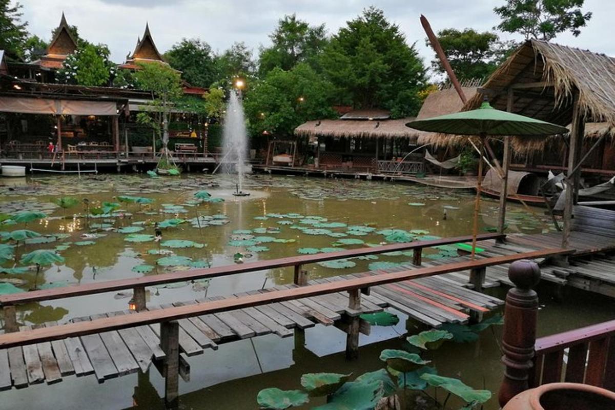 um lago com uma fonte e muitos lírios