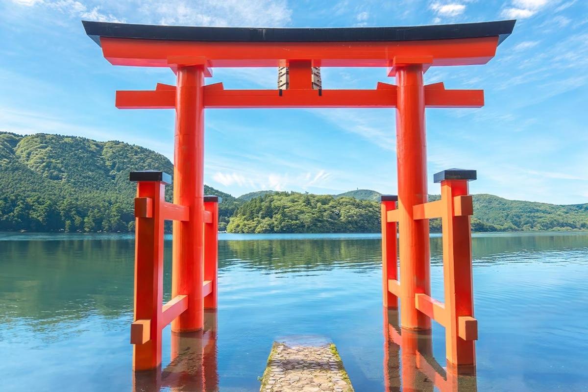 oranžová brána torii uprostřed jezera
