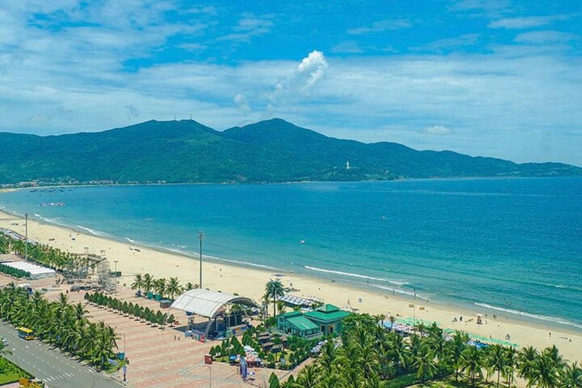 một cảnh bãi biển với mọi người và đại dương
