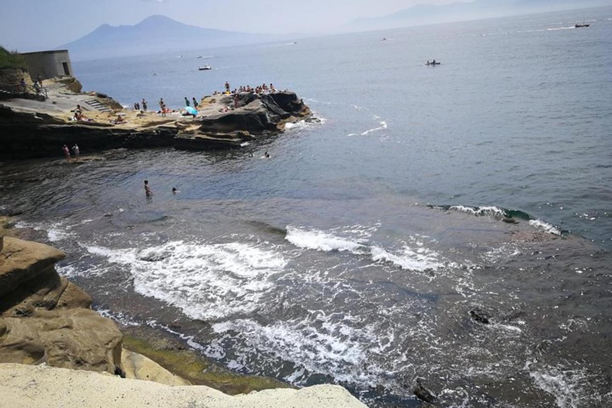 Un grupo de personas en el agua en una playa