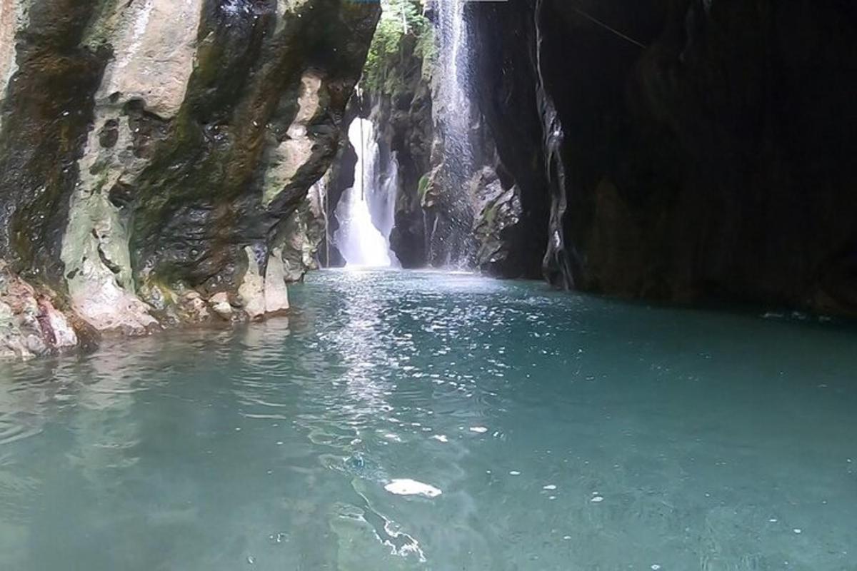 o baltă de apă în fața unei cascade
