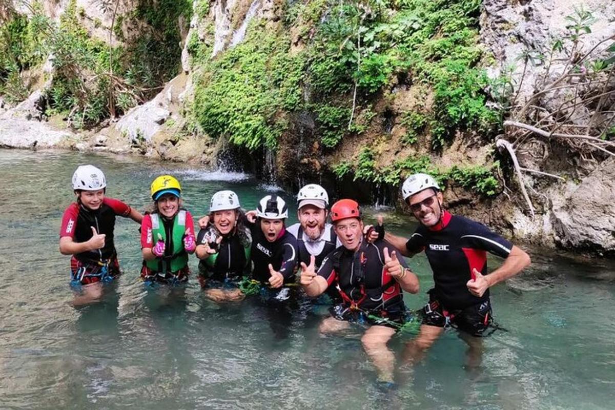 sekumpulan orang di dalam air di sungai