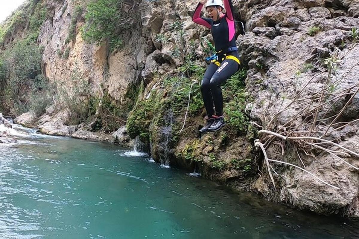 seseorang melompat di udara di atas sungai