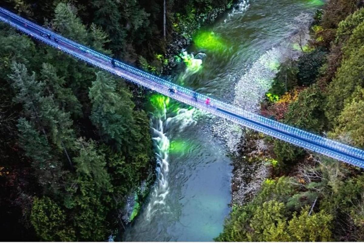 una vista dall'alto di un ponte sopra un fiume