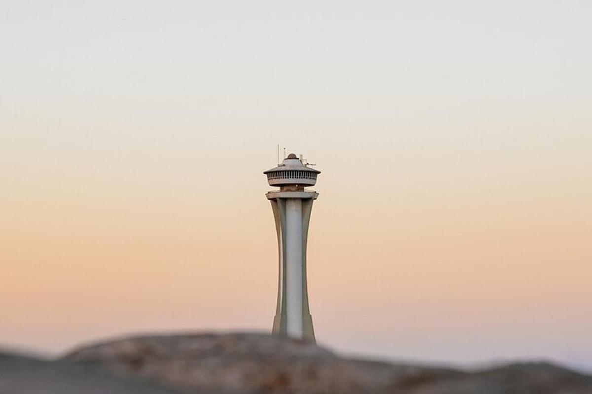 un faro situado en la cima de una colina