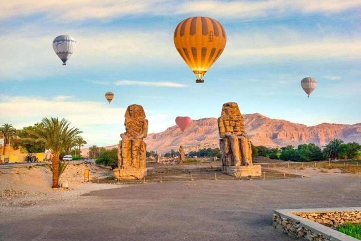un gruppo di mongolfiere che sorvolano il deserto