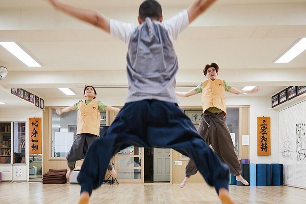 tre giovani ragazzi che ballano in una lezione di danza