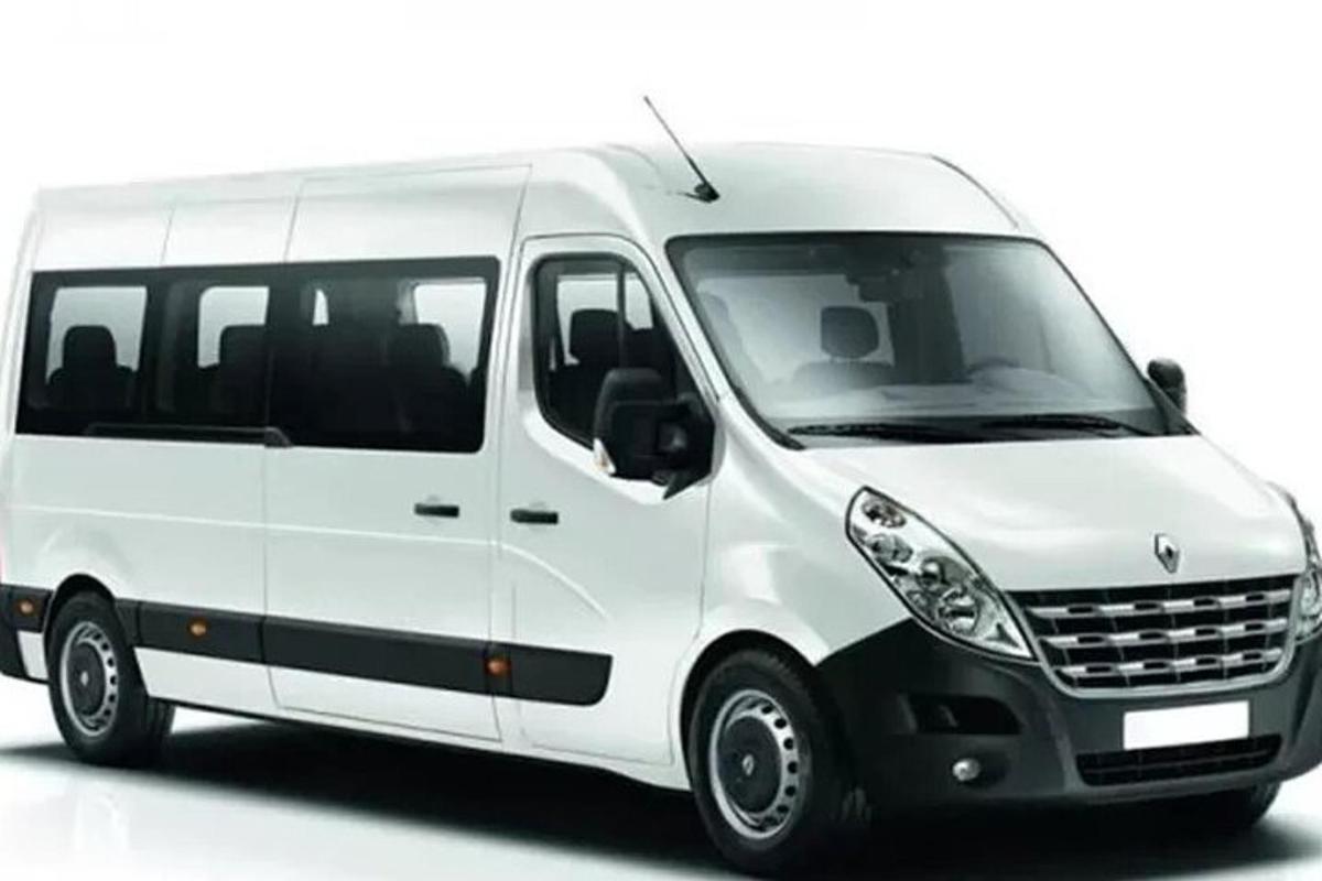 một chiếc xe tải màu trắng đang đỗ trong gara
