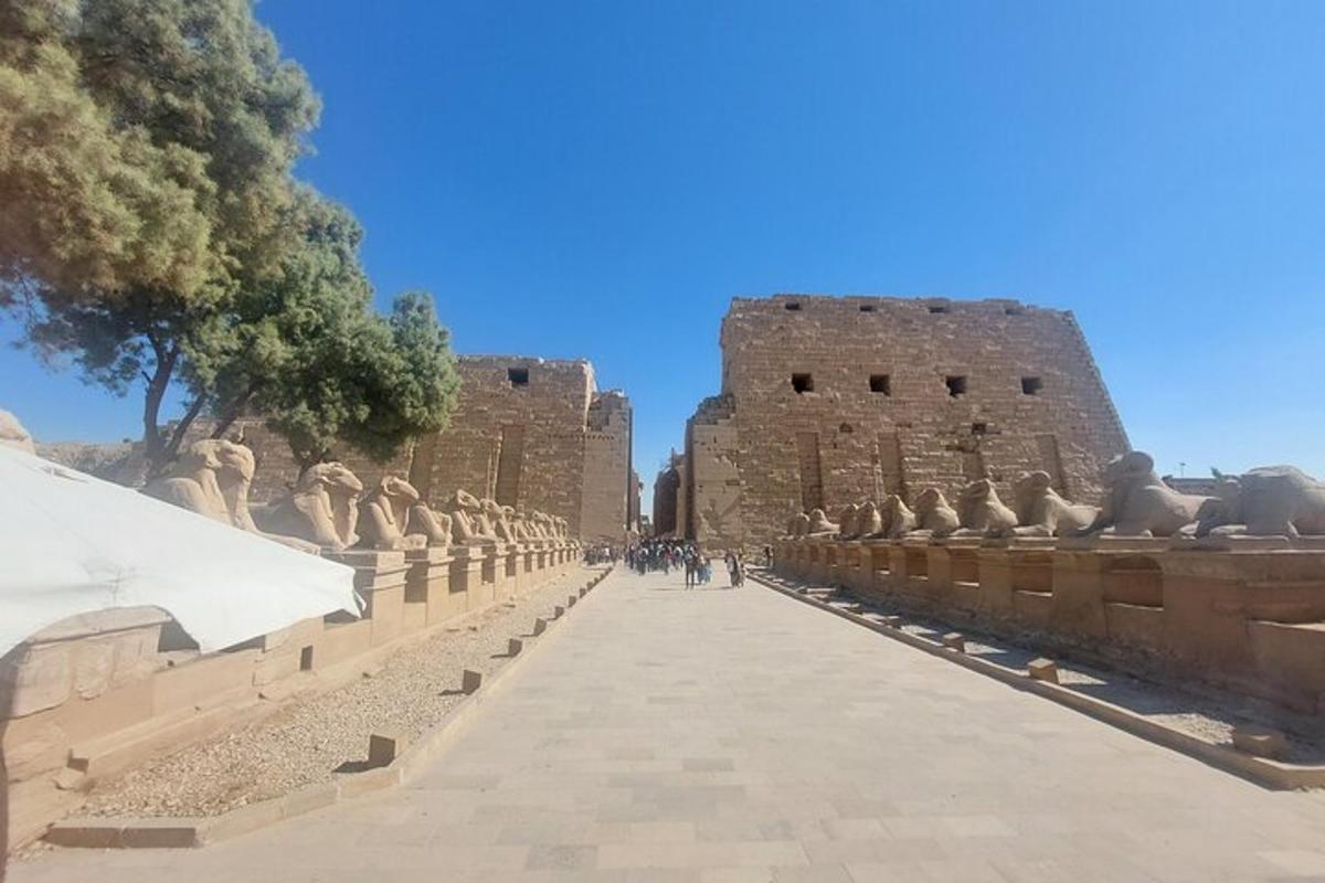 una vista delle rovine di un edificio