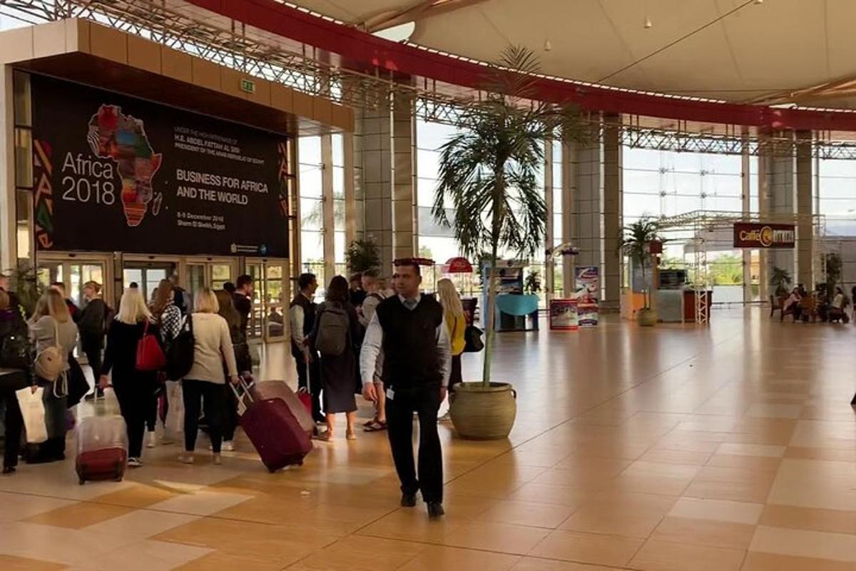 un home caminant per un aeroport amb equipatge