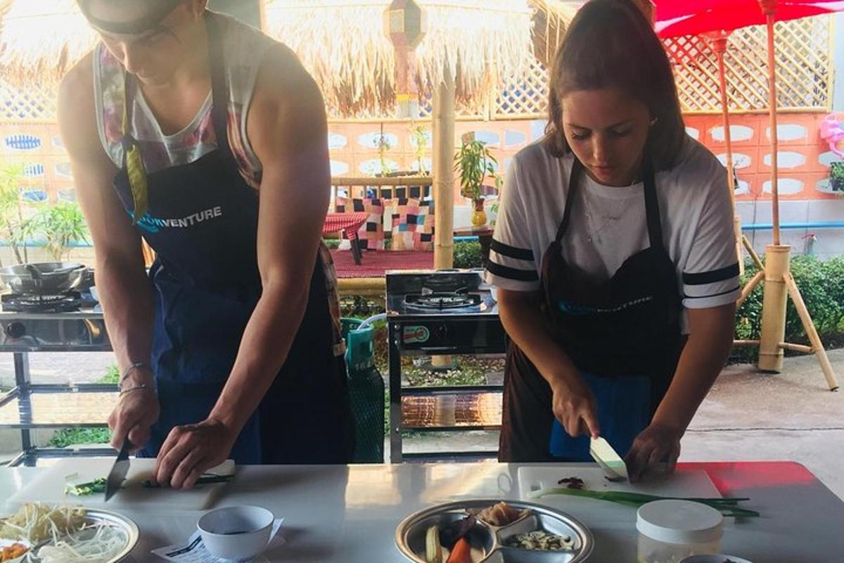 due donne stanno preparando il cibo su un tavolo