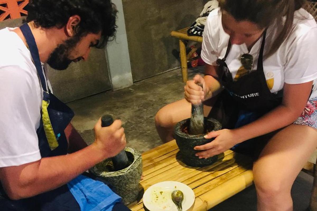 dues persones treballen en una planta en un test