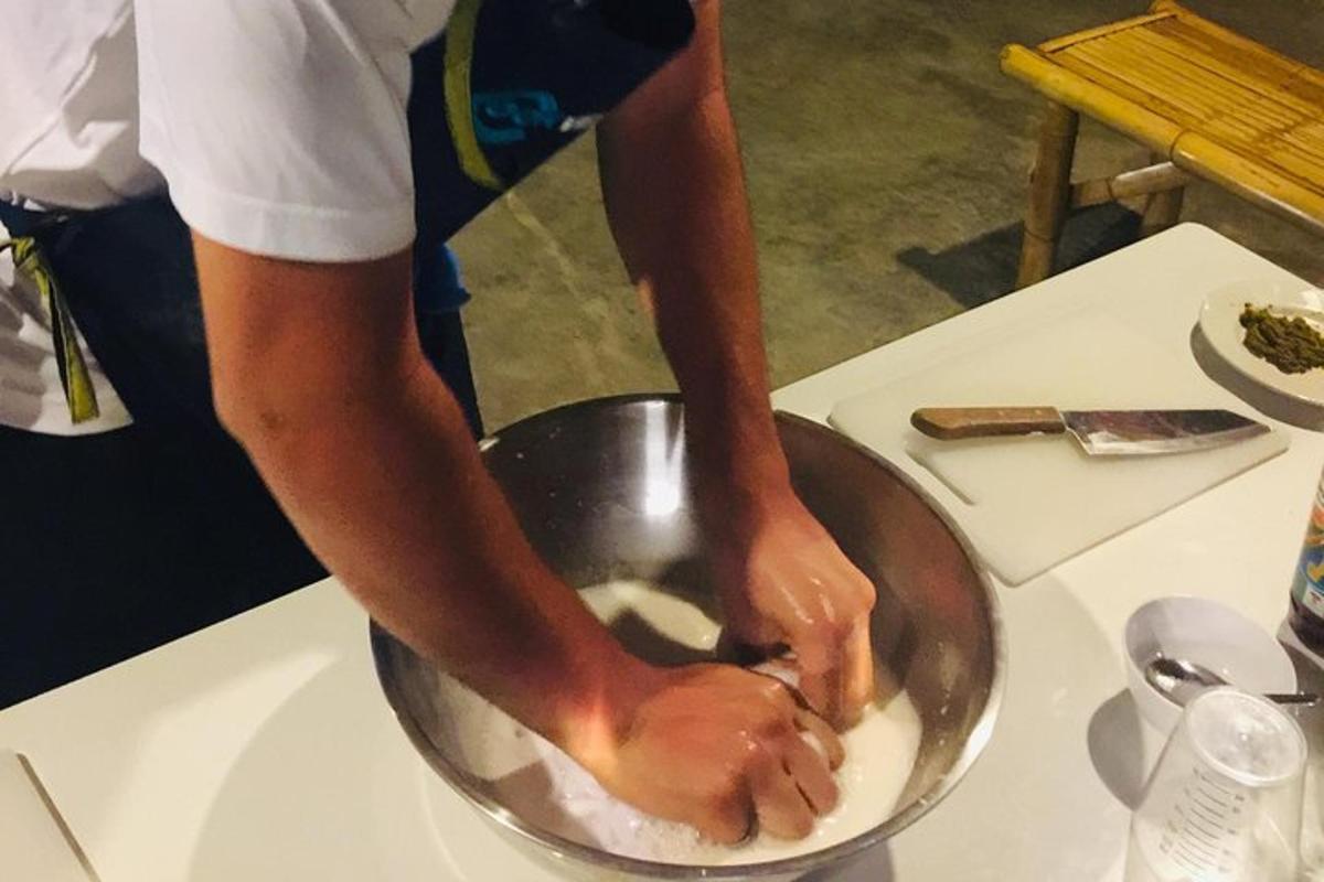 una persona sta preparando il cibo in una ciotola su un bancone