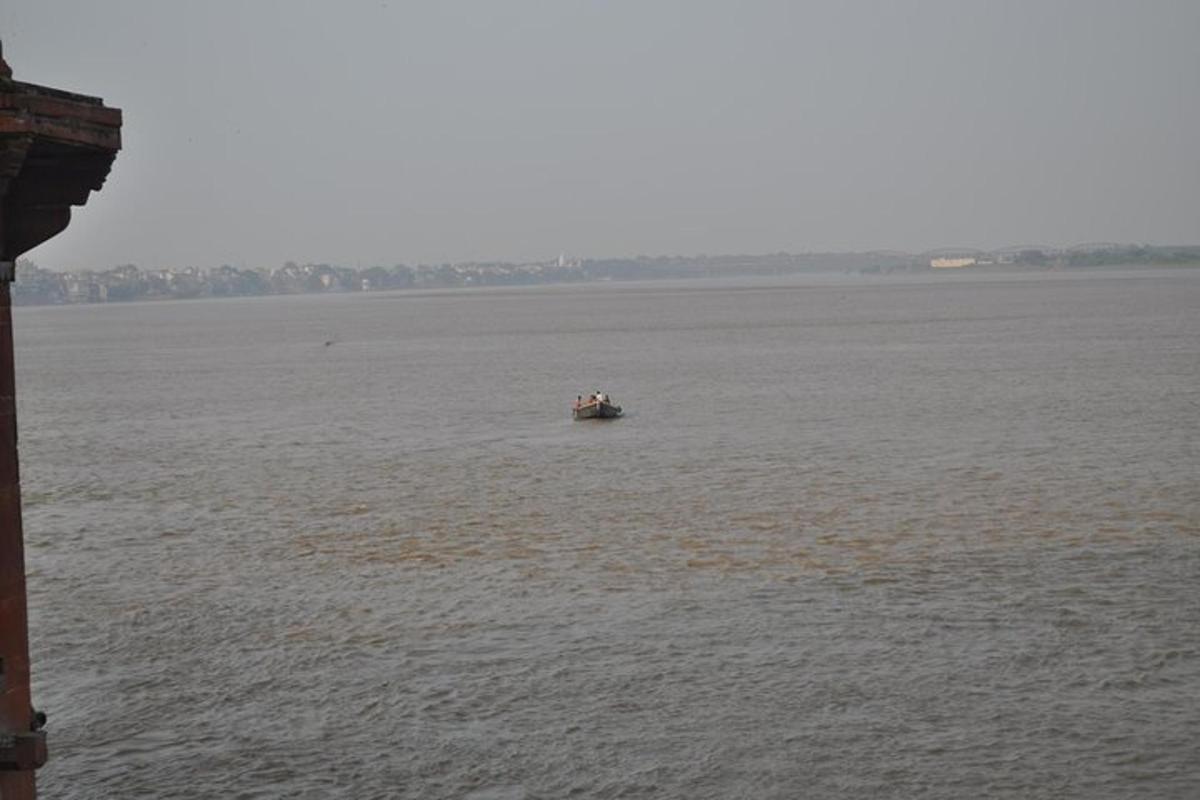 perahu kecil di perairan yang besar