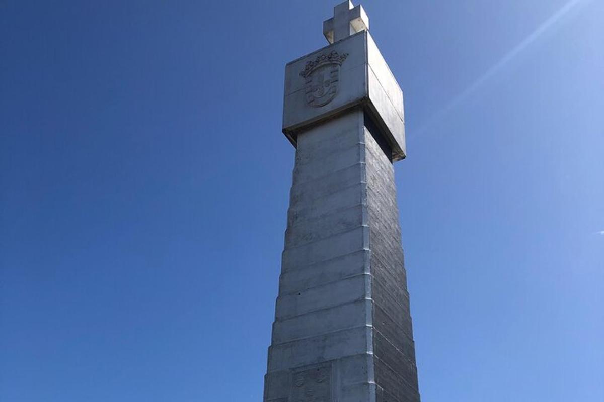 ένας πύργος ρολογιού με φόντο τον γαλάζιο ουρανό