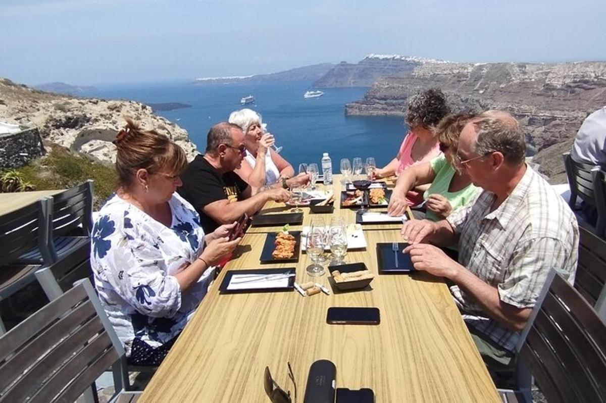 grupp inimesi istub laua taga ja sööb toitu
