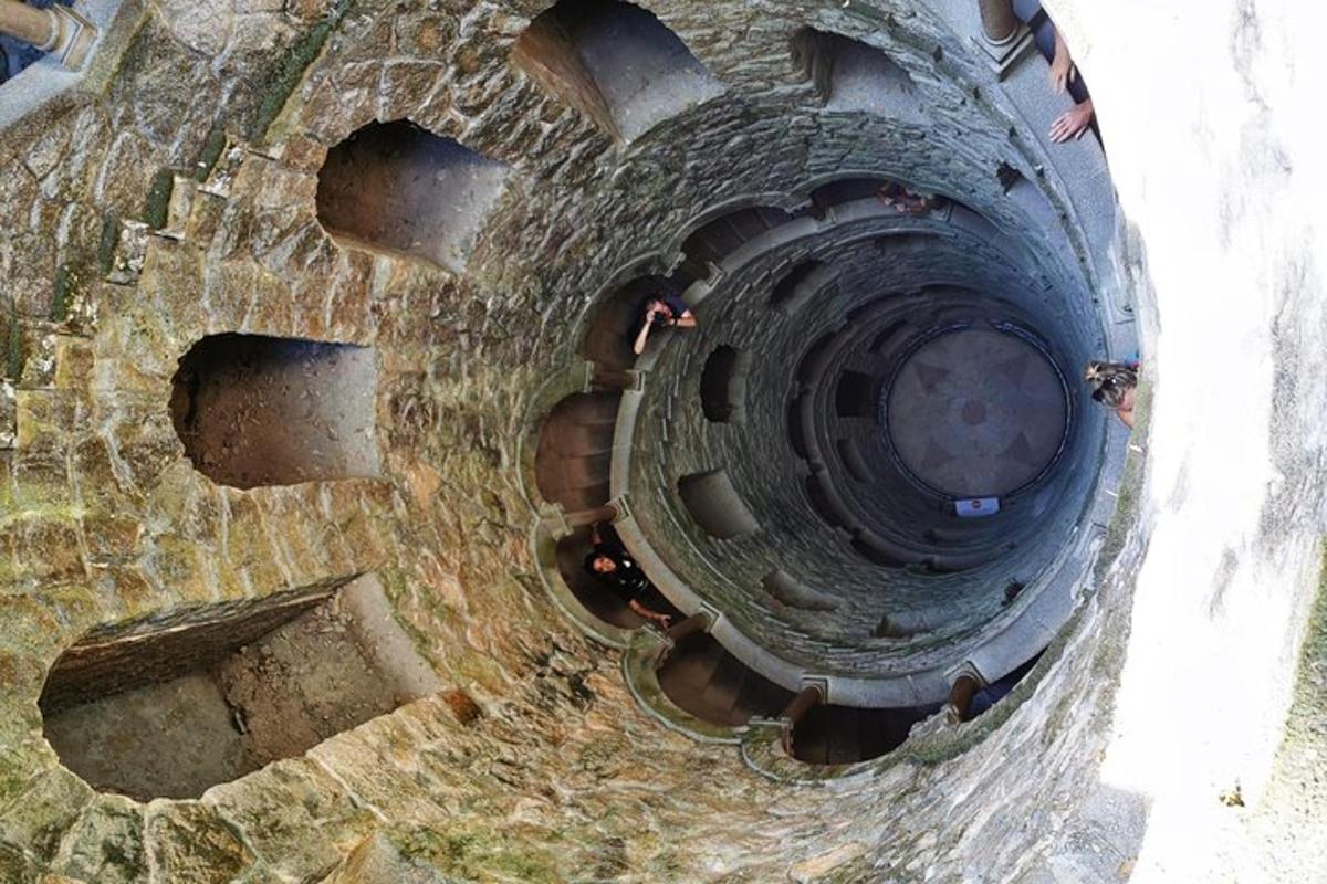 Letecký pohled na točité schodiště v budově