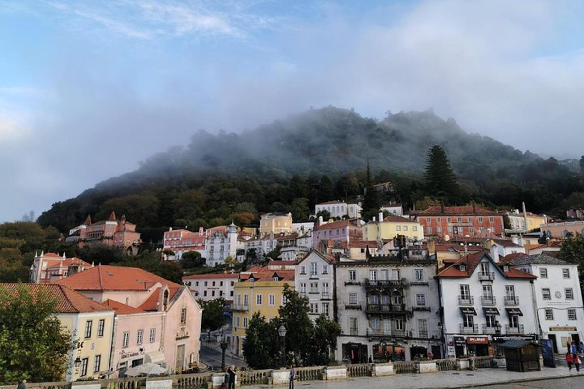 ein Blick auf eine Stadt mit einem Berg im Hintergrund