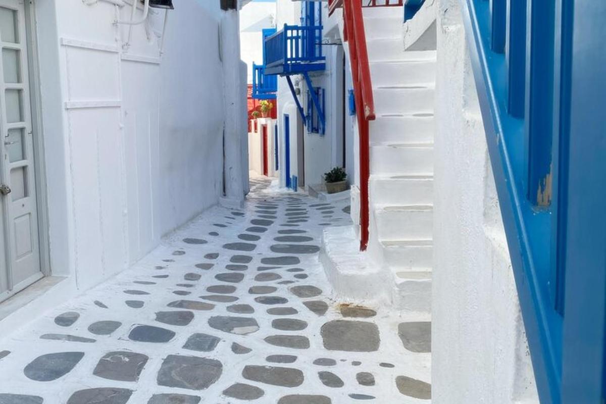 úzká ulička s modrými a bílými budovami a schody